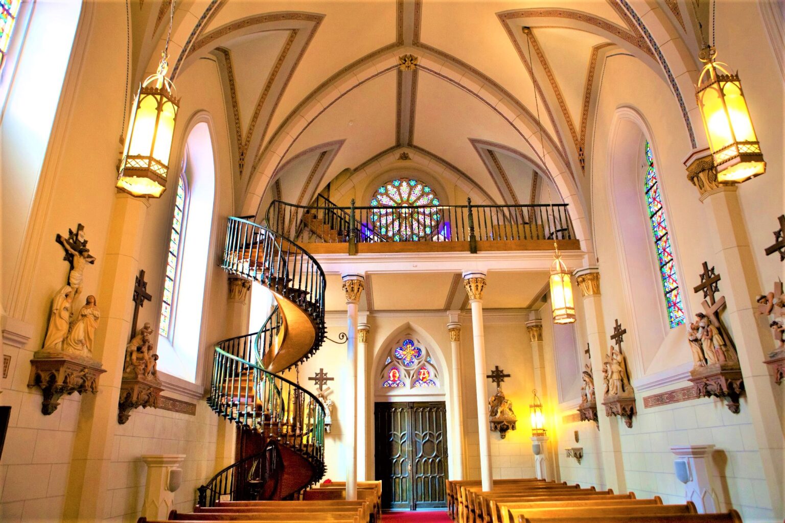 Chiếc thang gỗ trong nhà thờ