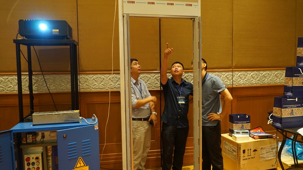 Cửa thang máy kiểu xếp được nhiều khách hàng quan tâm