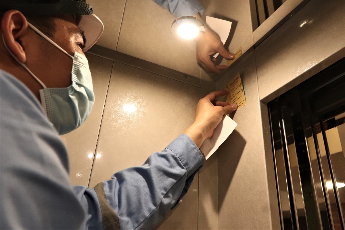 Dán tem kiểm định thang máy