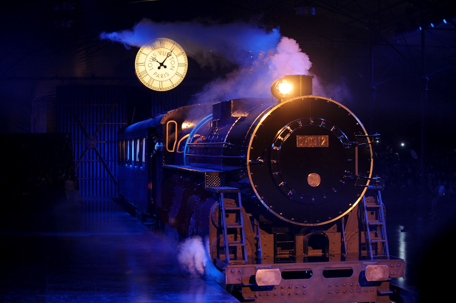 Khi-Louis-Vuitton-dua-thang-may-len-san-dien-thoi-trang-1-1