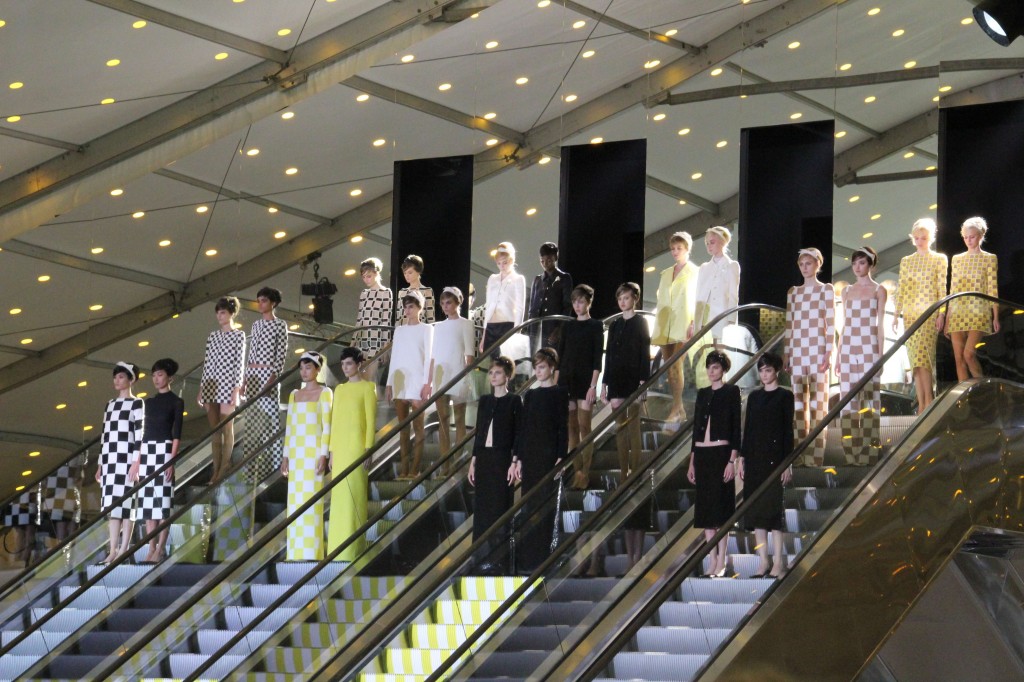 Khi-Louis-Vuitton-dua-thang-may-len-san-dien-thoi-trang-1