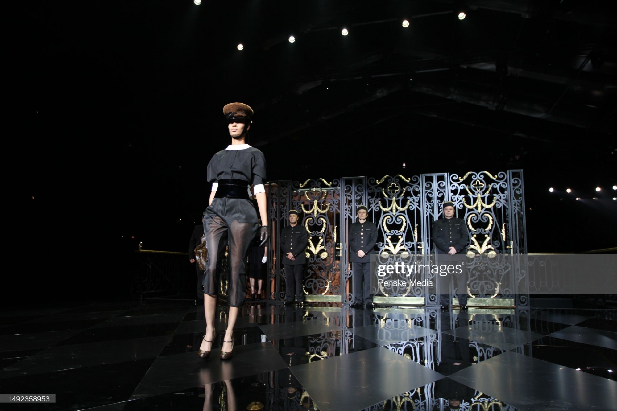 Khi-Louis-Vuitton-dua-thang-may-len-san-dien-thoi-trang-15