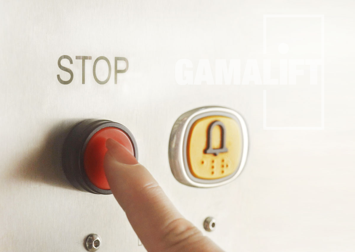 Nút cứu hộ “màu đỏ” thuộc hệ thống SRS trong cabin thang máy