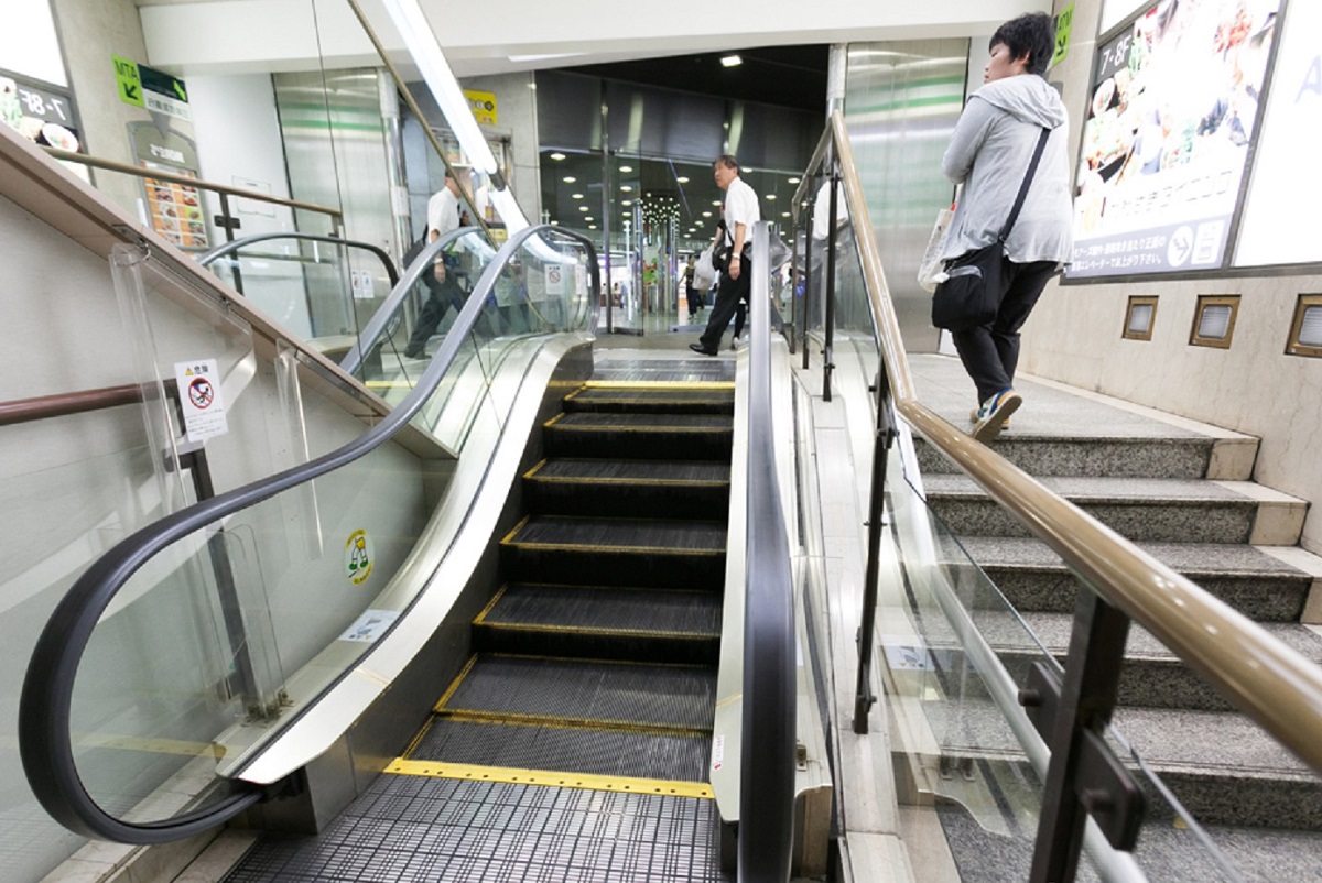 Thang này chỉ có 5 bậc với chiều cao thẳng đứng chỉ 32,8 inch (83cm). Có người dự đoán, nhà thầu xây dựng đã có một số vật liệu xây dựng còn thừa và tận dụng làm chiếc thang cuốn thay vì đổ chúng đi!