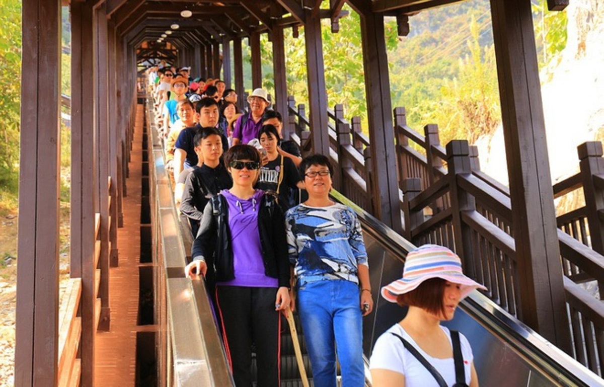 TP-HCM-de-xuat-chi-60-ty-dong-lap-thang-may-cau-bo-hanh-ket-noi-ga-Metro-so-14