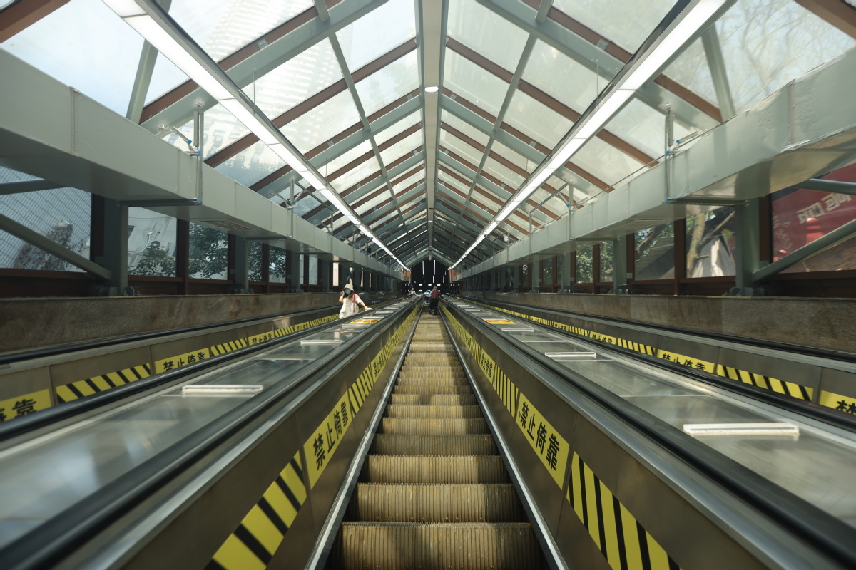 TP-HCM-de-xuat-chi-60-ty-dong-lap-thang-may-cau-bo-hanh-ket-noi-ga-Metro-so-15