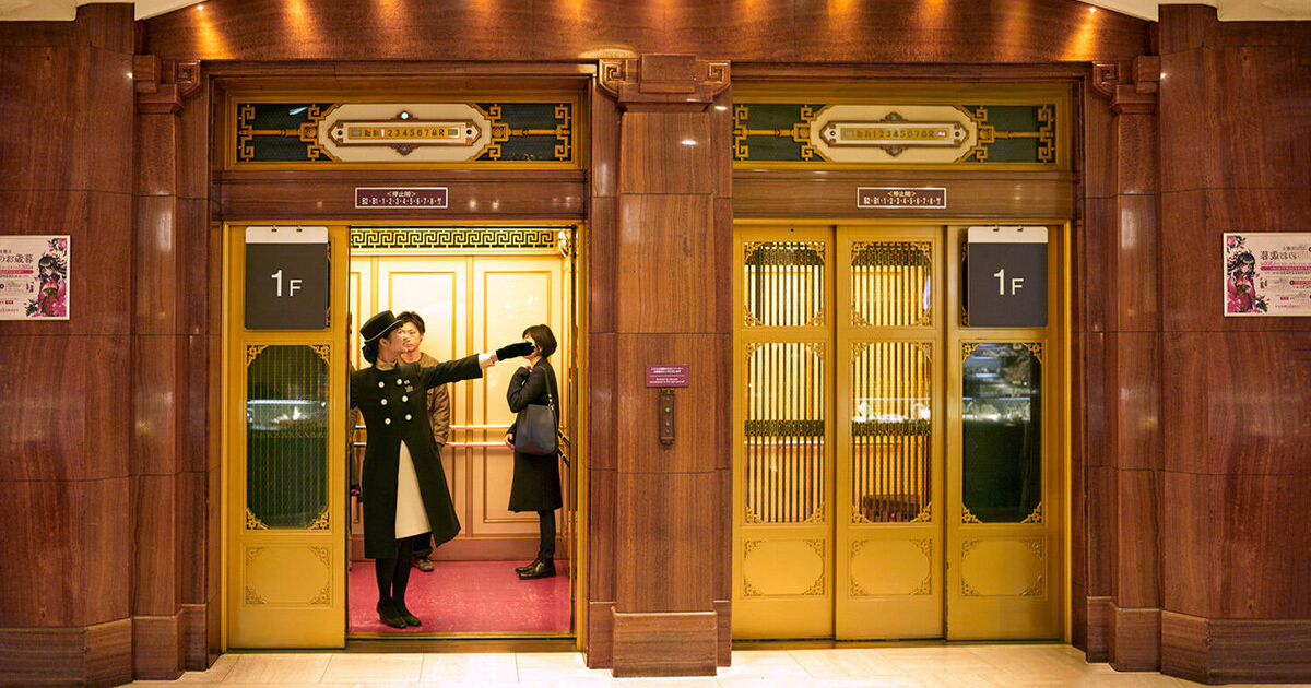Thang-may-duoc-phuc-vu-thu-cong-tai-Takashimaya-va-van-hoa-dich-vu-Nhat-Ban