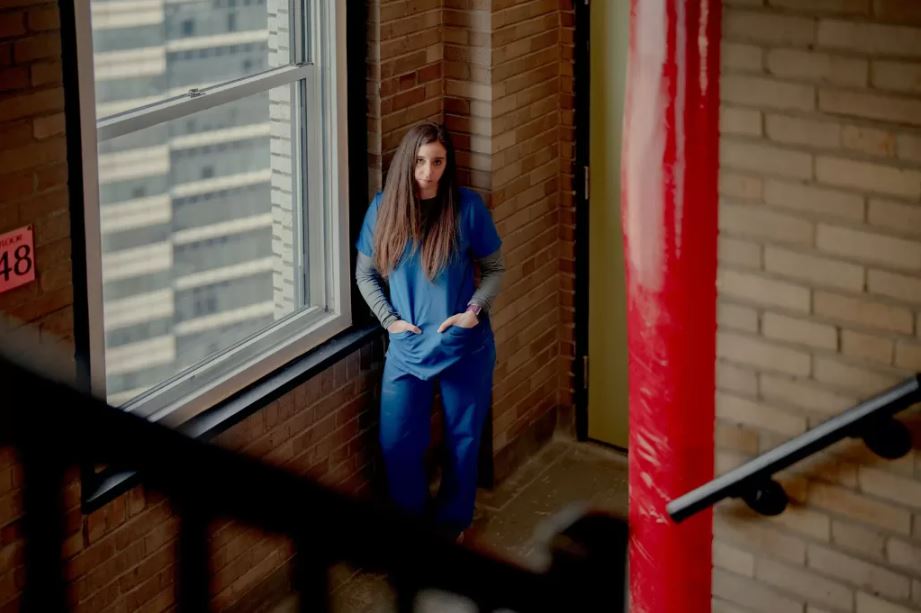 Y tá Erin Campbell thậm chí phải đi bộ lên căn hộ của mình ở tầng 48 sau ca làm việc kéo dài 12 tiếng do thang máy trục trặc – Nguồn: New York Times