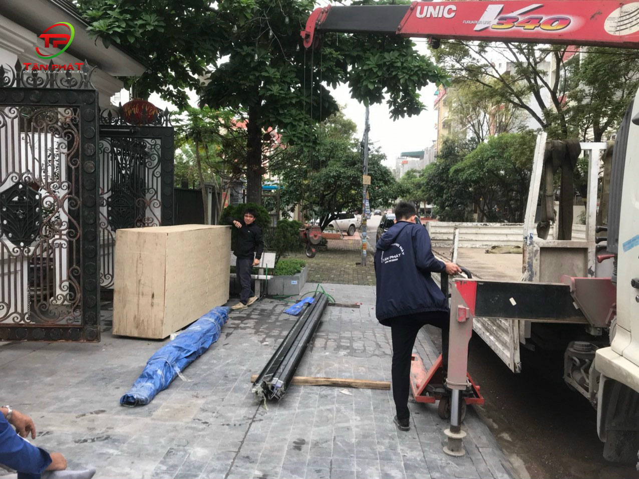 chuyen-hang-ve-lap-dat-cong-trinh-anh-dan-yet-kieu-1