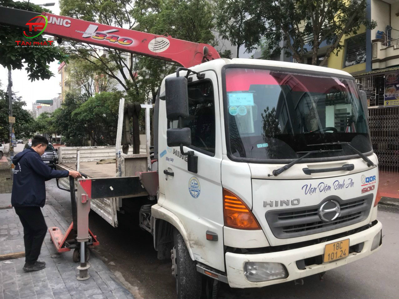 chuyen-hang-ve-lap-dat-cong-trinh-anh-dan-yet-kieu-2