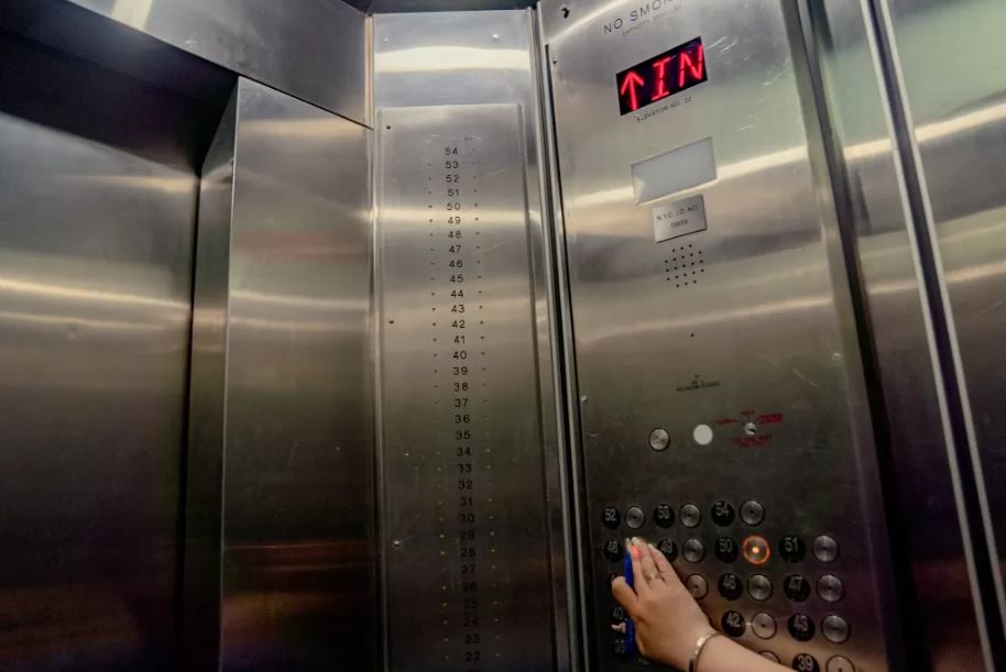 Một số cư dân cho biết họ thấy thang thường xuyên bị xóc đột ngột và đi xuống nhanh hơn bình thường – Nguồn: The New York Times