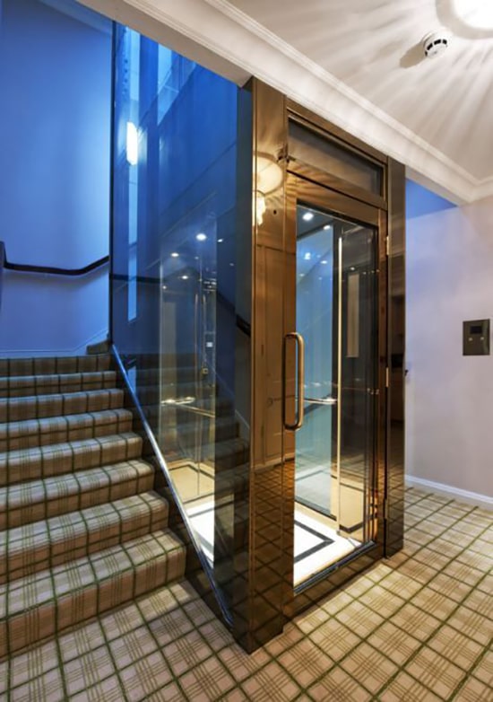 thang-may-co-cua-mo-bang-tay