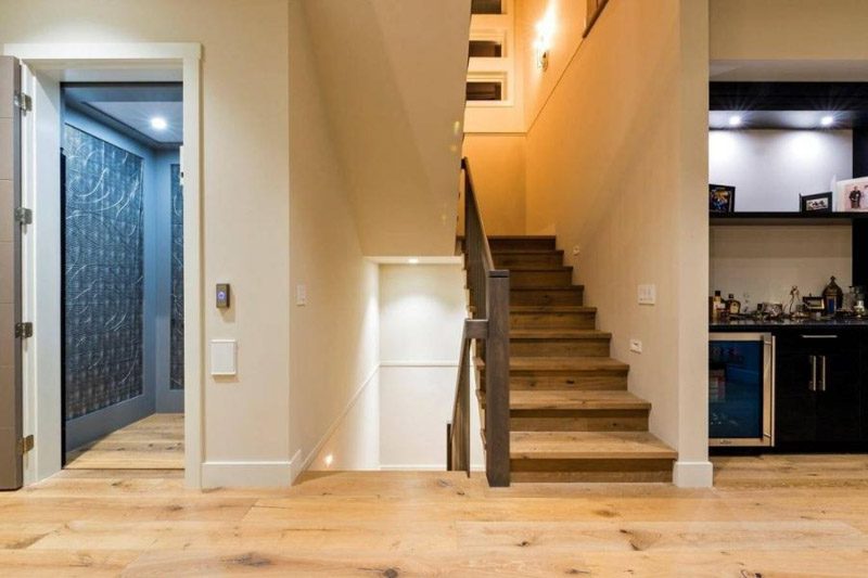 Mẫu thiết kế thang máy và thang bộ tách biệt nhau