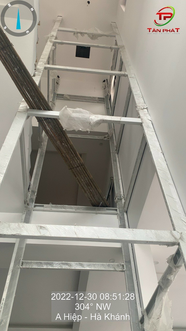 Kết cấu hố thang: khung thép sơn tĩnh điện + vách kính cường lực