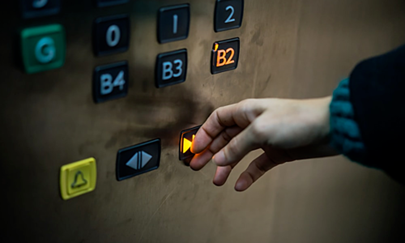 Những cách bấm thang máy mùa dịch Covid-19