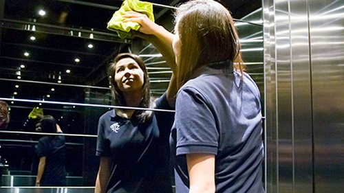 Một số lưu ý bạn cần biết khi vệ sinh thang máy